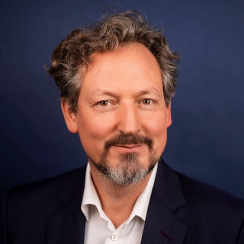 Eckart_von_-Hirschhausen_mit-Bart_Querformat_Credit_DominikButzmann